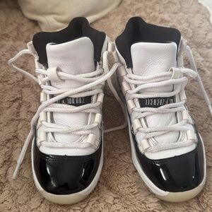 Nike Air Jordan 11 Retro Low Emerald Shoes  EUC Size 12 Boys/Unisex